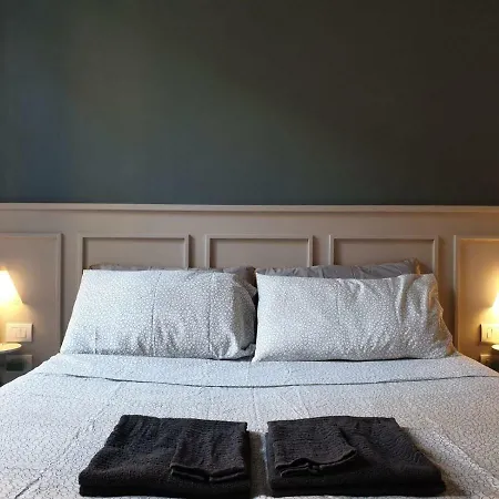 Guest house Room222 - Stylish Old Town - 5' Station To Cinque Terre La Spezia