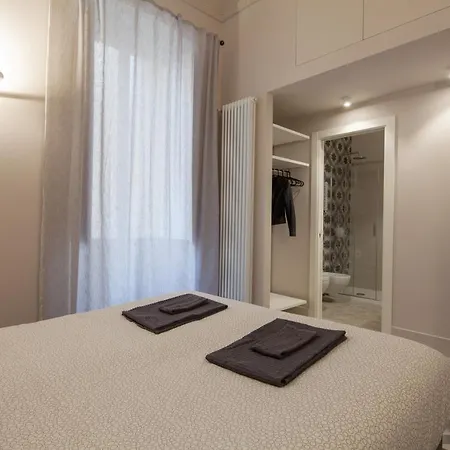 Guest house Room222 - Stylish Old Town - 5' Station To Cinque Terre La Spezia