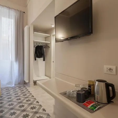 Guest house Room222 - Stylish Old Town - 5' Station To Cinque Terre La Spezia