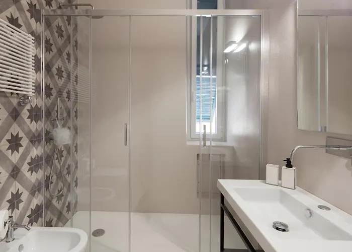 Room222 - Stylish Old Town - 5' Station To Cinque Terre 3* La Spezia